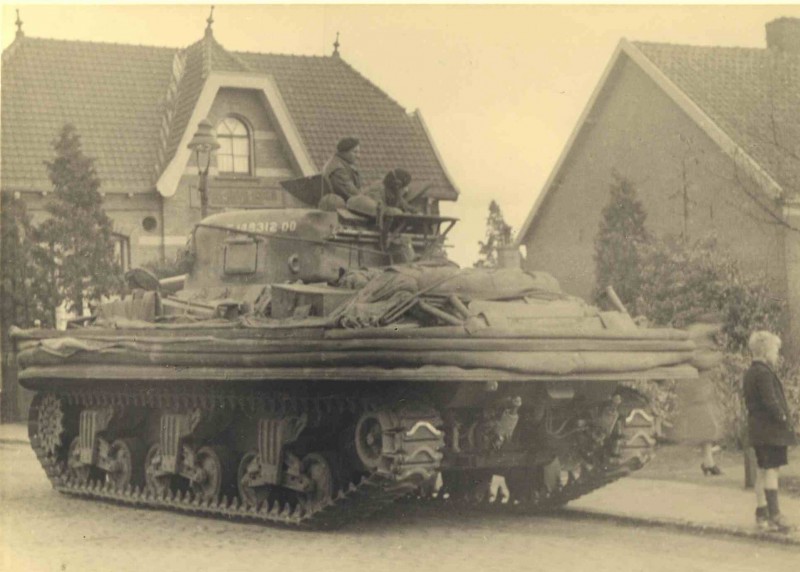 Dr. Benthemstraat 2-4-1945 Dr. Benthemstraat hoek Deurningerstraat met een der vele tanks van het bevrijdingsleger. Achter de tank de Lagere Landbouw- en Huishoudschool..jpg