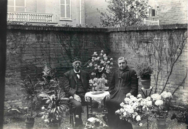 Dr. Benthemstraat 1912 Dr. Benthem Gzn. met zijn vrouw Gertje Gatsonides in hun tuin.jpg