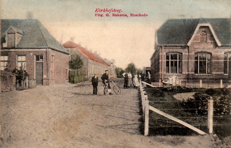 Kerkhofsteeg (nu Dr. Benthemstraat) hoek Binnenweg. De in 1905 gebouwde Lonneker Mulo.jpg