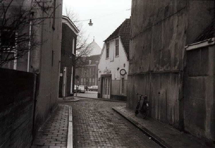 Bolwerkstraat met achterkant cafe Bolwerk en doorkijkje naar de Oude Markt met ijssalon Italia.jpg