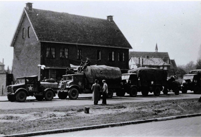 Getfertsingel april 1945 Canadese legervoertuigen en militairen.(2).jpg