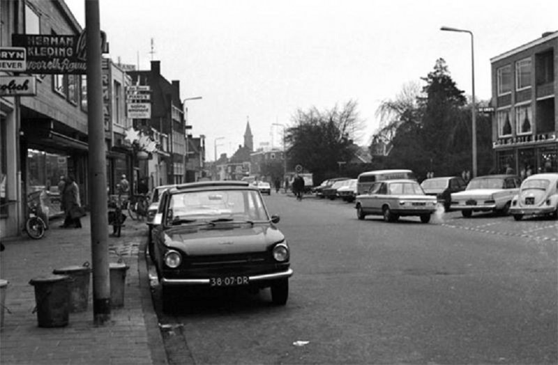 Deurningerstraat, met links heren kleding Herman en rechts de grote1.jpg