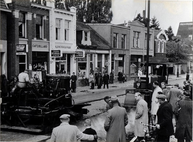 Deurningerstraat asfaltering, cafe billard, Herman kleding 1952.jpg