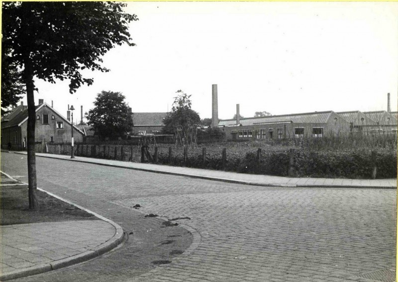 Sumatrastraat vanaf Getfertweg richting Kuipersdijk met confectiefabriek Hardick & Secke juli 1943.jpg
