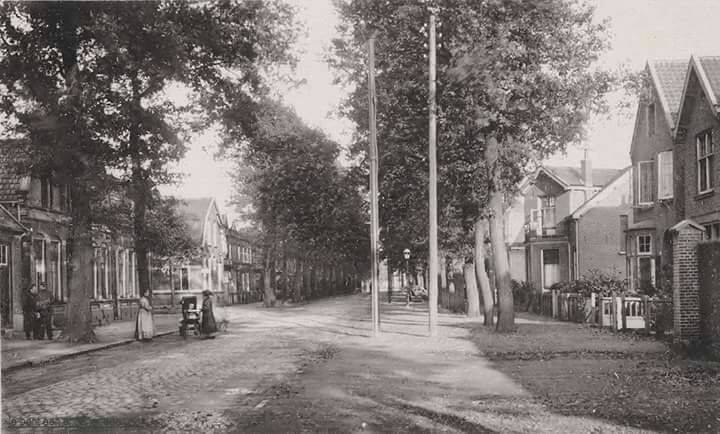 Haaksbergerstraat, de huizen rechts staan er nog..links zou het winkelcentrum de Voorstad ontstaan met o.a. de Grote Een. Het straatje links heette vroeger de 2e Veldkampstraat..nu het Veldkamppad.jpg