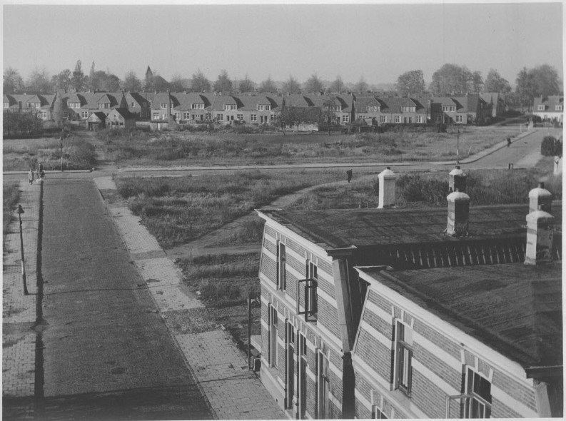 Janninksweg gezien vanaf de Tweede Veldkampstraat en Veldkampdwarsstraat, op het braakliggend terrein werd later de Prins Willemschool gebouwd.jpg