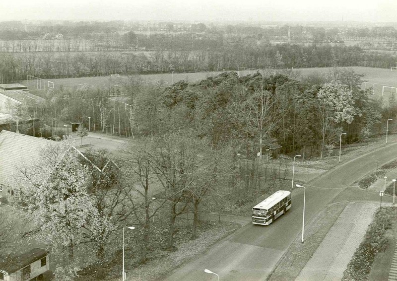 Geessinkweg 29-11-1979 Vogelvluchtopname sportpark Wesselerbrink Zuid. autobus.jpg