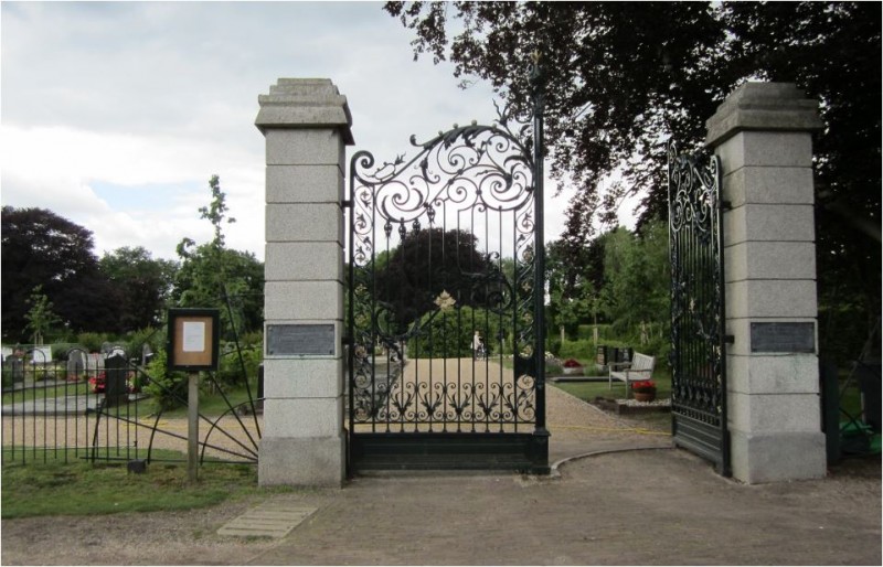 Poort begraafplaats Usselo.JPG