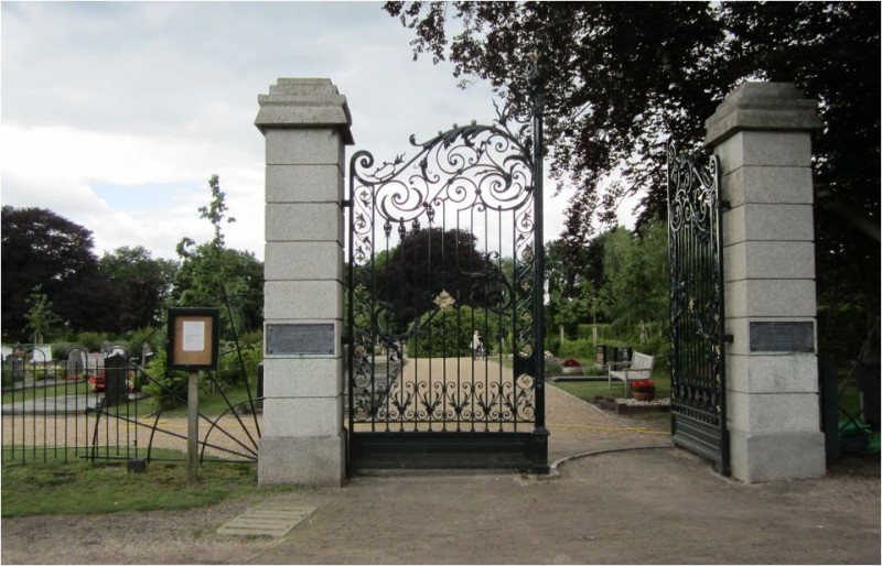Poort begraafplaats Usselo.JPG