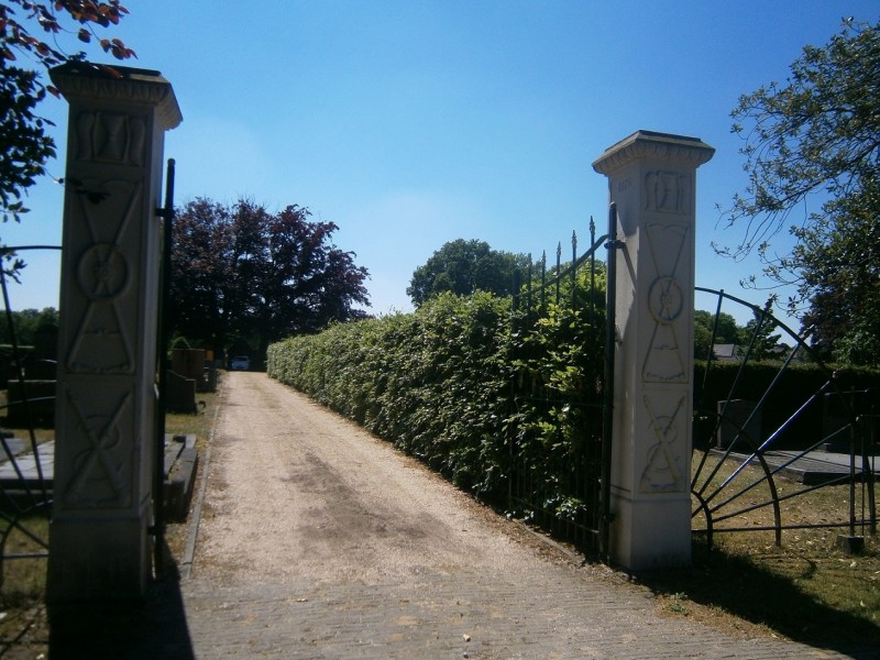 Kerkenbruggertpad poort begraafplaats Usselo.JPG