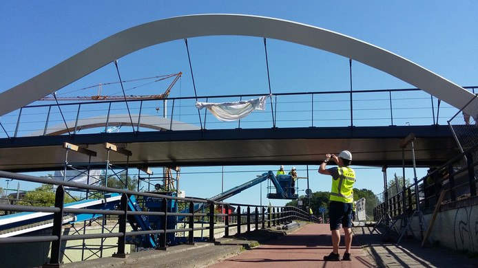 Plaatsing Fietsbrug Enschede verloopt vlotjes.jpg