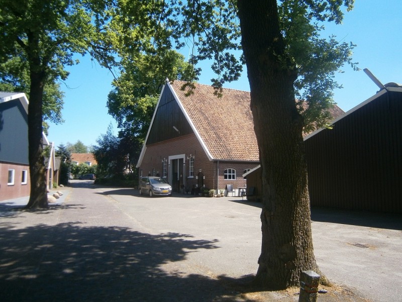 Kerkenbruggertpad richting Haaksbergerstraat boerderij.JPG