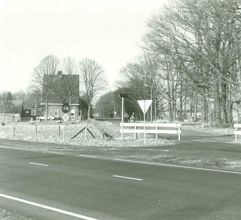 Usselerrondweg maart 1983 Hoek Helmerzijdeweg..jpg