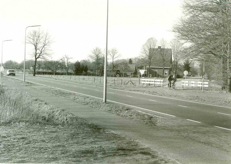 Usselerrondweg maart 1983 Hoek Helmerzijdeweg.jpg