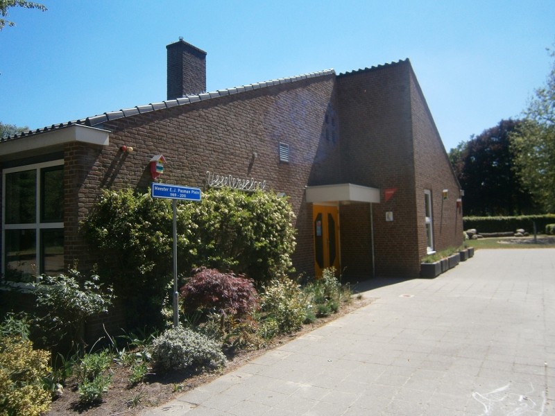 Meester E.J. Pasmanplein vanaf Lammerinkweg Usselerschool Usselo.JPG