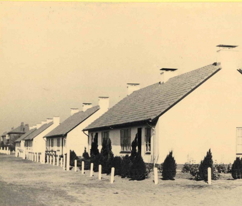 Plutostraat vanaf de Jupiterstraat met witte woningen in buurt De Sahara. 1948.jpg