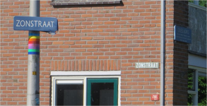 Zonstraat (straatnaambord dubbel).JPG