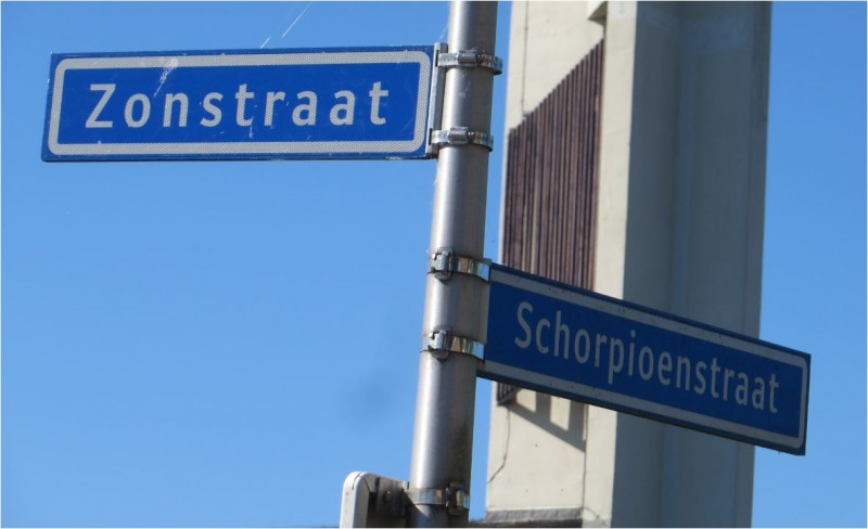 Zonstraat en Schorpioenstraat (straatnaambord).JPG