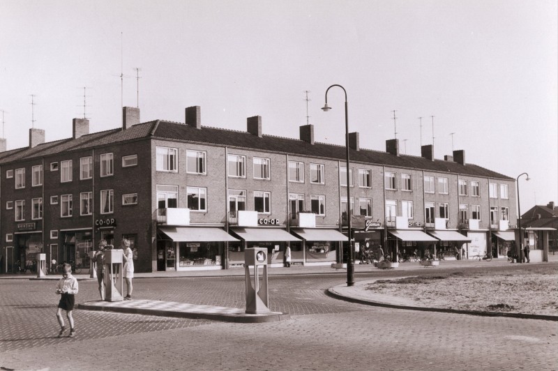 Maanstraat Winkelcentrum Twekkelerveld gezien vanaf kruising Steenbokstraat - Maanstraat. Zichtbaar zijn o.a. de winkels CO-OP , Jamin, Albert Heijn en Centra.jpg