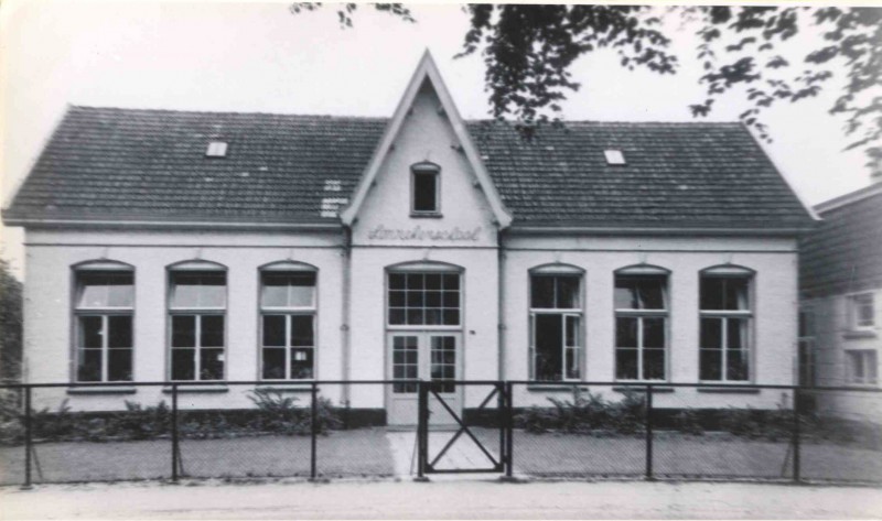 Dorpsstraat 1980 De Lonnekerschool.jpg