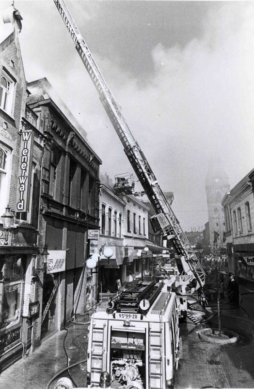 Marktstraat juni 1982 Brand bij modehuis Beijer - Besselink. Wienerwald.jpg
