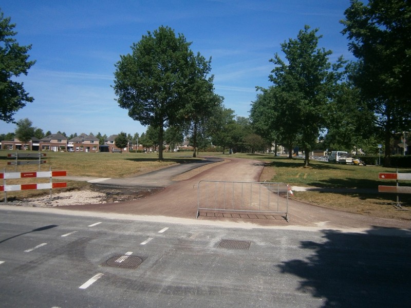 Marie de Roodelaan fietspad door het Hattelerpark (4).JPG