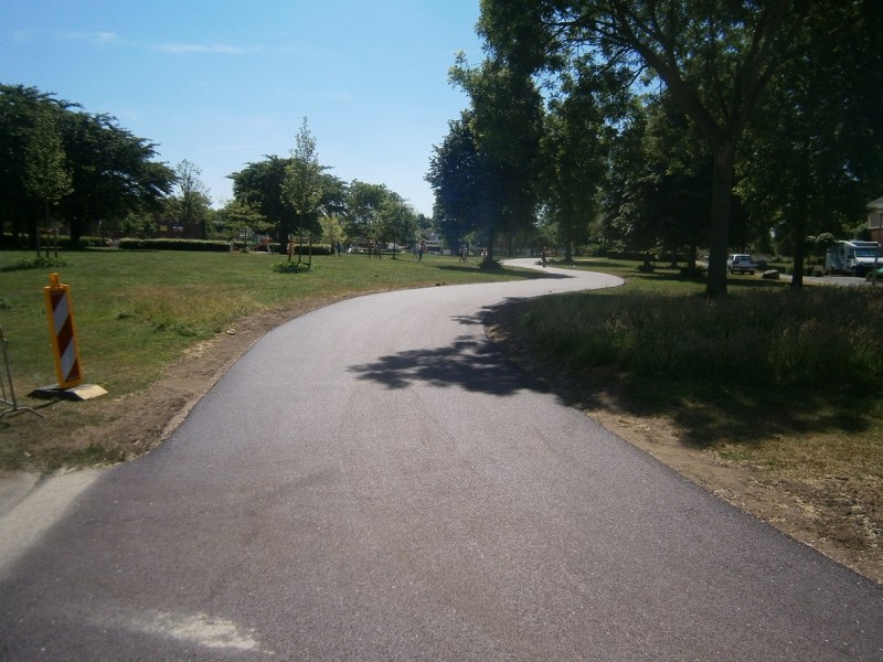 Marie de Roodelaan fietspad door het Hattelerpark.JPG