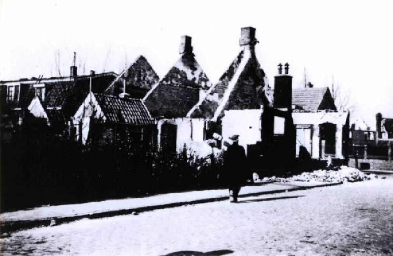 Usselerweg achterkant deel getroffen huisnummers 32, 33, 35. Hoek Goormaatweg 22-2-1944.jpg