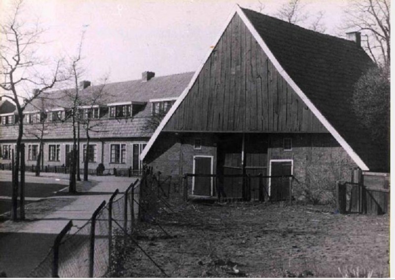 Borneostraat vanaf de Beltstraat met de wonnershoes van erve Wooldrik bewoond door Lutje Schipholt 1943.jpg