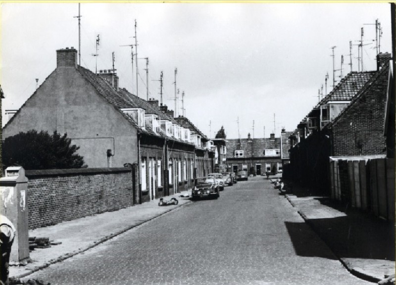 Anjelierstraat 1965 Gemeentewoningen van de Enschedese Bouwvereniging in de Laares.jpg