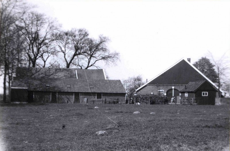 Toekomststraat 1946 Hoek Spoordijkstraat zicht op boerderij, gesloopt in 1963.jpg