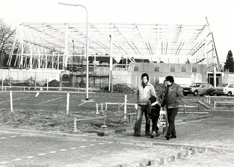 Veilingstraat met de nieuwbouw Pathmoshal.18-2-1980.jpg