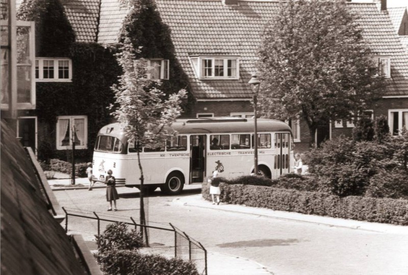 Asterstraat 10-8-1957 Bus van de T.E.T.(2).jpg