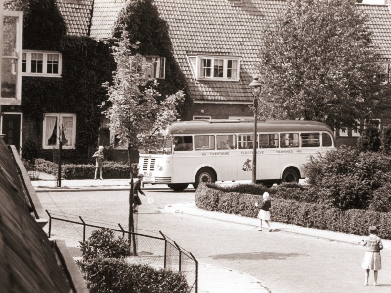 Asterstraat 10-8-1957 Bus van de T.E.T.jpg