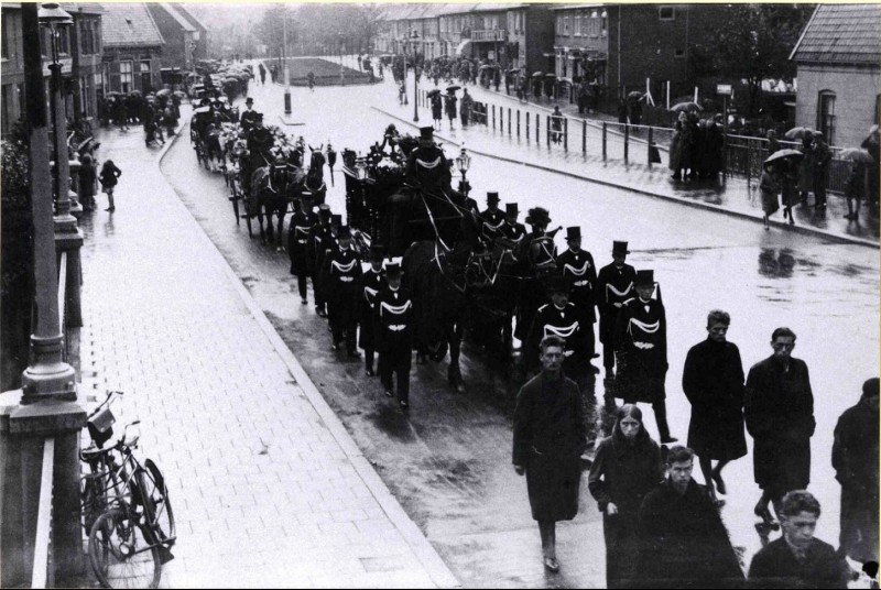 Laaressingel 15-5-1959 T.h.v. Edo Bergsma brug, begrafenisstoet Weth. J. Bevers.jpg