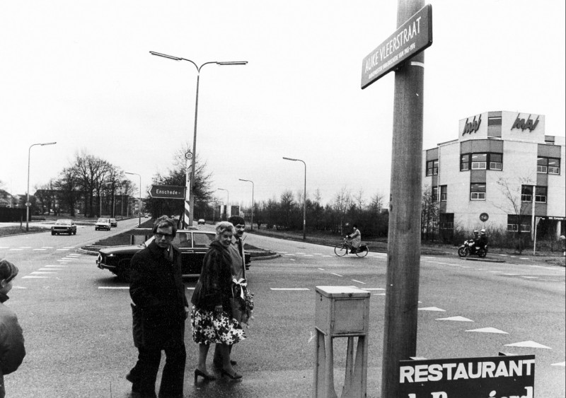 Auke Vleerstraat Onthulling van het straatnaambord van de Auke Vleerstraat. Op de foto is ook burgemeester H. Wierenga zichtbaar.jpg