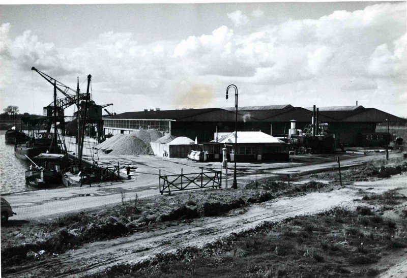 Handelskade met haven van Twente-Rijnkanaal en loodsen van Sesam. 1955.jpg