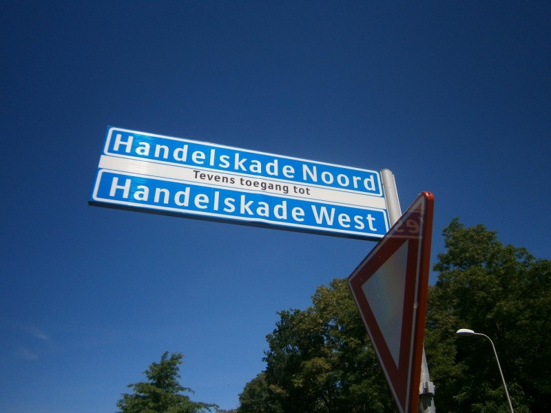 Handelskade Noord Handelskade West straatnaambord.JPG