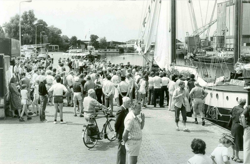 Hendrik ter Kuilestraat haven juli 1982 Tijdens de doop van het zeilschip De Tukker.jpg