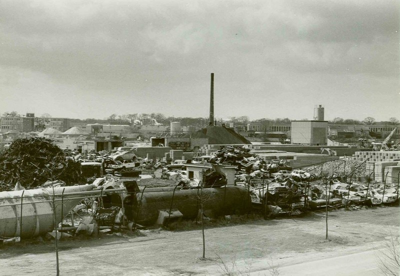 Kanaalstraat april 1980 Autosloperij met op de achtergrond de fabriek van Vredestein.jpg