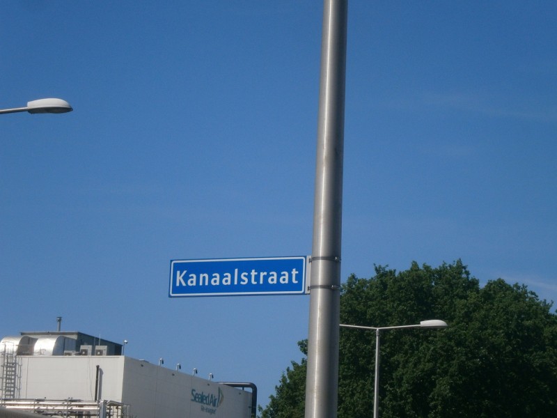 Kanaalstraat straatnaambord (2).JPG