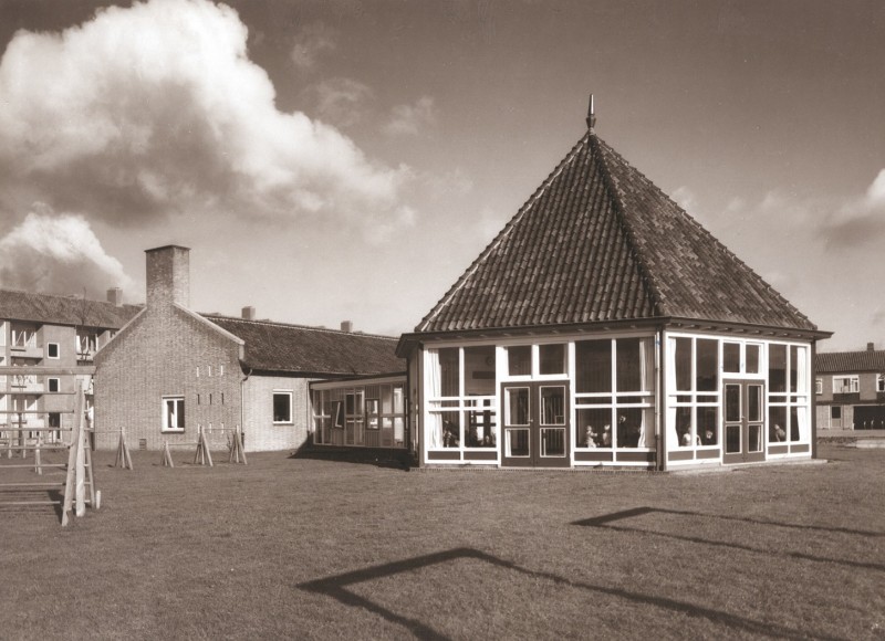 Algoltraat Kleuterschool Rozeknop.Architect Dienst Openbare Werken en Volkshuisvesting Enschede.Bouwjaar 1956.jpg