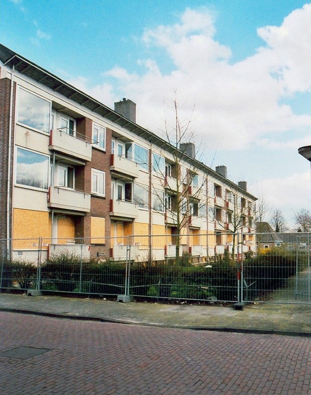 Algolstraat mei 2006 Achterkant van het flat aan de G.J. van Heekstraat tijdens de sloop.jpg