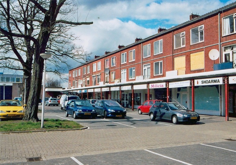 Algolstraat mei 2006 Kijkend vanaf de Algolstraat naar het winkelcentrum Twekkelerveld..jpg