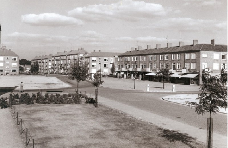 Schorpioenstraat, Zonstraat, Maanstraat met rechts het winkelcentrum Twekkelerveld. Zichtbaar zijn o.a. de winkels Centra , Albert Heijn en CO-OP.jpg