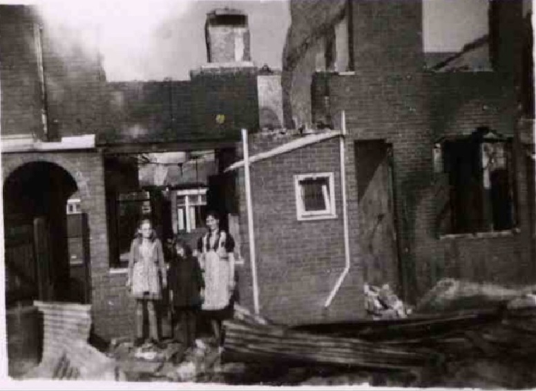 Van Riebeekstraat Getroffen huizen door bombardement van 10.10.1943.jpg