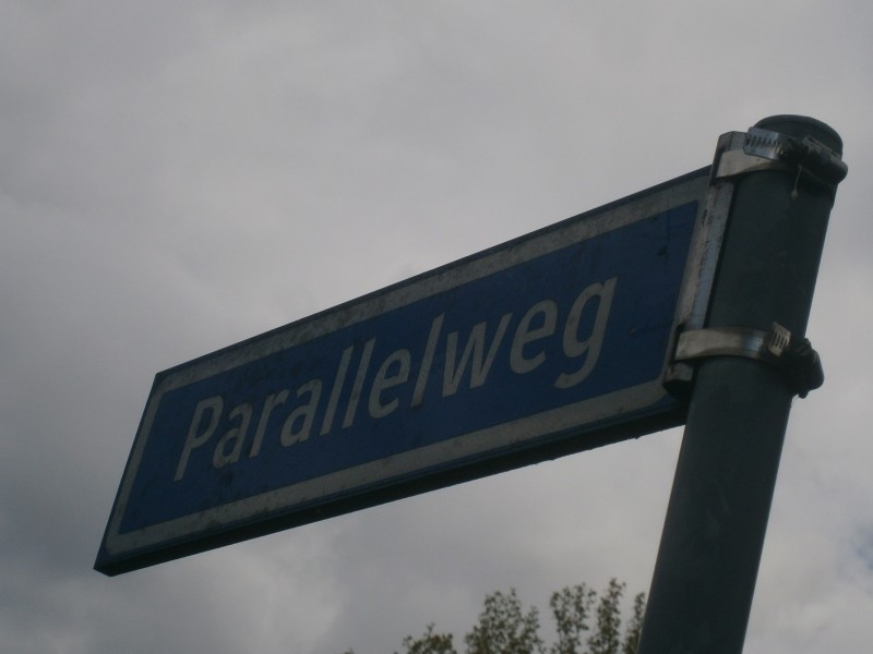 Parallelweg straatnaambord (2).JPG