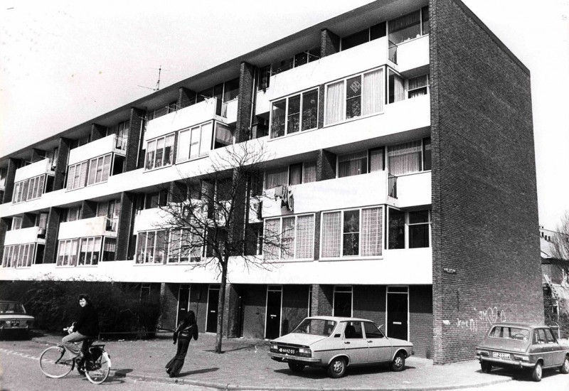 Jan Vermeerstraat april 1978 Zicht op flat, hoek Albert Cuypstraat Stadsveld.jpg
