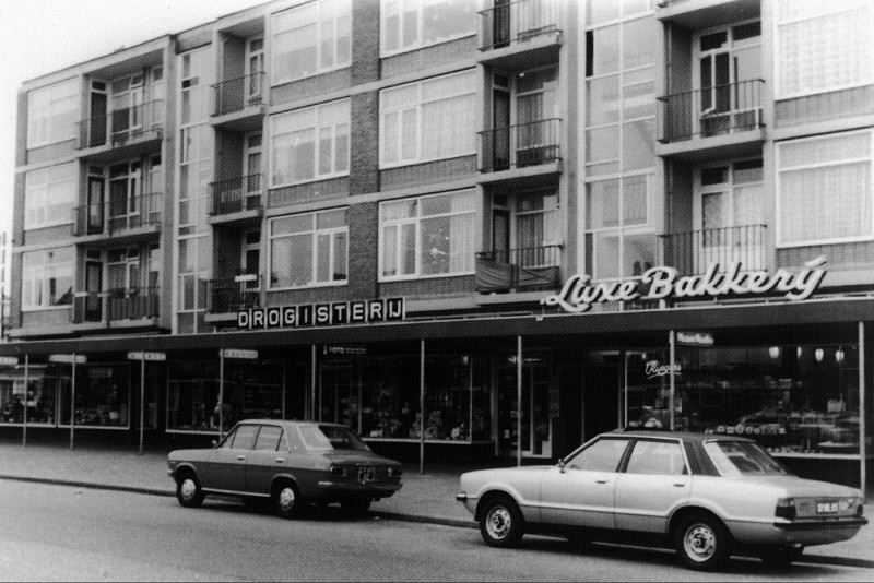 Thomas de Keyserstraat 1976 Drogisterij en Luxe Bakkerij met daarboven appartementen.jpg