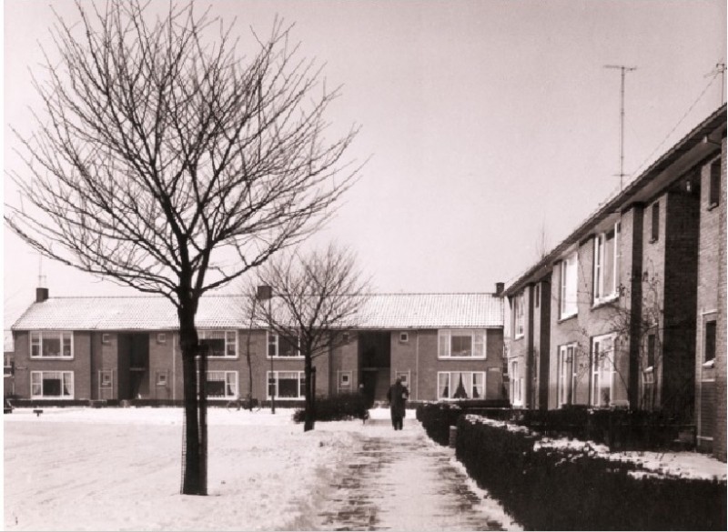J.H.W. Robersstraat Duplexwoningen  eengezinswoningen in twee lagen in de sneeuw..jpg